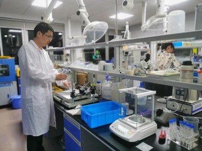 研發(fā)創(chuàng)新破壟斷，成果轉(zhuǎn)化增效益——記化學(xué)與材料工程學(xué)院熊前程博士在新材料技術(shù)研發(fā)領(lǐng)域的卓越貢獻(xiàn)